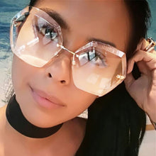 Load image into Gallery viewer, 2020 UV400 Oversized Ocean Lens Shades Sun glasses China Factory Wholesale Women Female Lady Rimless Sunglass